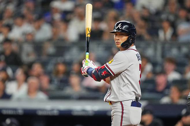 김하성(31·애틀랜타 브레이브스)이 또 결장했다. Atlanta Braves' Ha-Seong Kim looks toward third base coach Tommy Watkins during his at bat in the second inning of a baseball game against the New York Yankees Friday, Aug. 7, 2026, in New York. (AP Photo/Frank Franklin II)