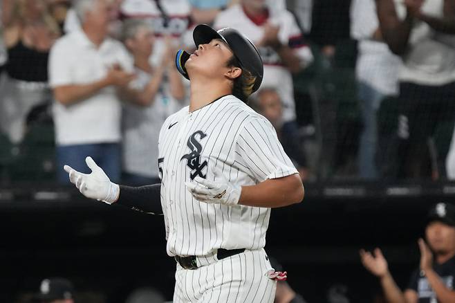 메이저리그(MLB) 만년 최하위 팀 시카고 화이트삭스가 5년 만에 포스트시즌 진출에 다가서고 있다.&nbsp;<YONHAP PHOTO-2442> Chicago White Sox's Munetaka Murakami runs the bases after hitting a home run against the Cleveland Guardians during the sixth inning of a baseball game Saturday, Aug 8, 2026, in Chicago. (AP Photo/David Banks)/2026-08-09 10:47:28/<저작권자 ⓒ 1980~2026 ㈜연합뉴스. 무단 전재 재배포 금지, AI 학습 및 활용 금지>