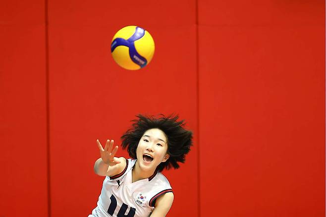 한국 U17 여자배구대표팀 아웃사이드 히터 어민서가 9일 이탈리아전에서 서브를 넣고 있다. 사진 FIVB