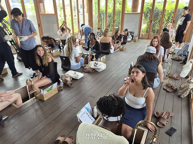 미국 노스웨스턴대학교 재학생들이 지난달 31일 서울한방진흥센터에서 한방 문화 체험 프로그램에 참여하고 있다. 이우사 기자