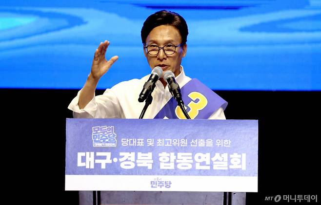 [대구=뉴시스] 이무열 기자 = 김민석 더불어민주당 당대표 후보가 9일 대구 호텔인터불고 엑스코 그랜드볼룸에서 열린 대구·경북 당대표 및 최고위원 후보자 합동연설회에서 정견발표를 하고 있다. 2026.08.09. lmy@newsis.com /사진=이무열