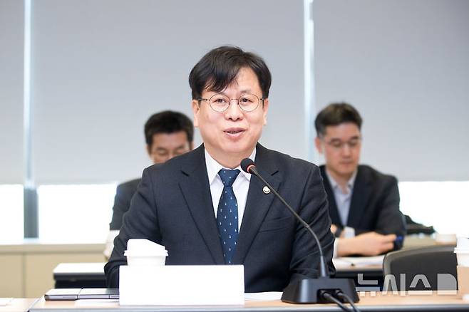 [서울=뉴시스]박인규 과학기술정보통신부 과학기술혁신본부장이 12일 오전 서울 종로구 광화문교보빌딩 국가과학기술자문회의 대회의실에서 출입기자들과 간담회를 하고 있다. (사진=과기정통부 제공)