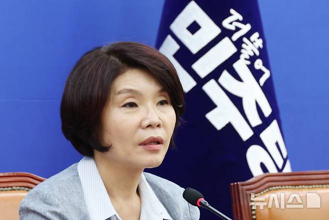 [서울=뉴시스] 최진석 기자 = 더불어민주당 정책위의장인 한정애 의원이 9일 여의도 국회에서 현안 관련 간담회를 하고 있다. 2026.08.09. myjs@newsis.com