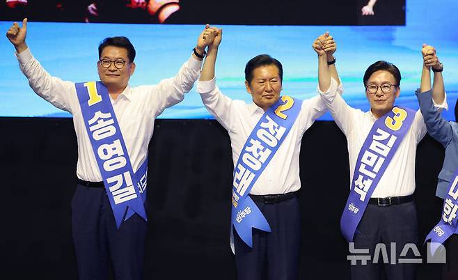 [대구=뉴시스] 이무열 기자 = 송영길(왼쪽부터), 정청래, 김민석 더불어민주당 당대표 후보가 9일 대구 호텔인터불고 엑스코 그랜드볼룸에서 열린 대구·경북 당대표 및 최고위원 후보자 합동연설회 시작에 앞서 기념촬영을 하고 있다. 2026.08.09. lmy@newsis.com
