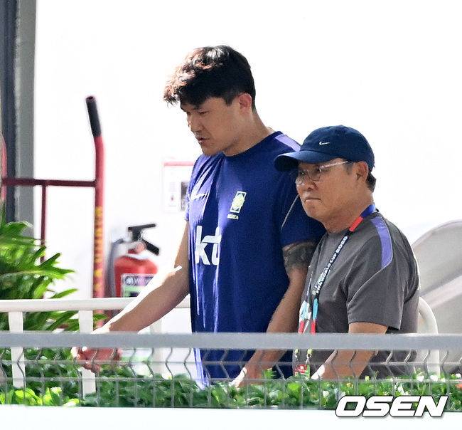[OSEN=사포판(멕시코), 이대선 기자] 홍명보 감독이 이끄는 대한민국 축구국가대표팀이 26일(한국시각) 멕시코 과달라하라 인근 사포판의 치바스 베르데 바예에서 훈련을 진행했다.대한민국은 1승 2패(승점 3)로 조 3위에 머물렀다. 자력으로 32강에 오를 기회를 놓쳤고, 이제는 다른 조 경기 결과를 기다려야 하는 처지가 됐다.대한민국 박항서 지원단장이 김민재와 걷고 있다. 2026.06.26 /sunday@osen.co.kr