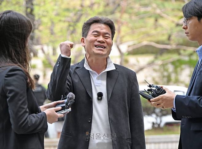 한국사 강사 출신 유튜버 전한길 씨가 16일 서울 서초구 서울중앙지방법원에서 열린 영장실질심사(구속 전 피의자 심문)에 출석하고 있다. 2026.4.16 이지훈 기자