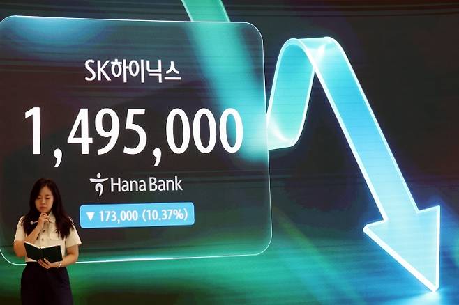 SK하이닉스, 10프로 넘게 하락 - SK하이닉스는 10.37% 하락한 1,495,000원에 마감한 6일 오후 서울 중구 하나은행 딜링룸에서 딜러가 업무를 보고 있다. 2026.08.06. 뉴시스