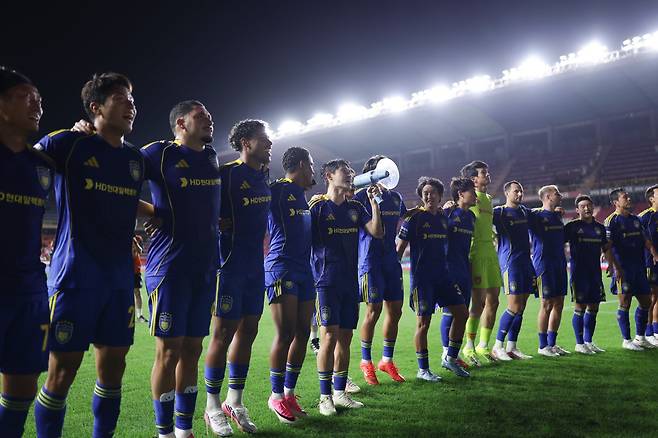 울산 선수들이 8일 포항과 원정경기서 2-0 승리를 거둔 뒤 관중 앞에서 환호하고 있다. 사진제공｜한국프로축구연맹