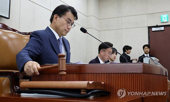 선관위 국조특위 8월 말까지 연장 (서울=연합뉴스) 이동해 기자 = 국회 선관위 국조특위 위원장인 윤상현 의원이 30일 국회에서 열린 '제9회 전국동시지방선거 투표용지 부족 사태 등 국민 참정권 침해 진상규명 및 선거관리 개혁을 위한 국정조사 특별위원회' 전체회의에서 활동기간 연장의 건을 의결하고 있다. 2026.7.30 eastsea@yna.co.kr