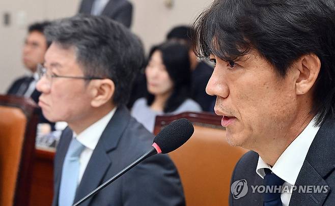 답변하는 홍명보 전 축구대표팀 감독 (서울=연합뉴스) 홍명보 전 축구대표팀 감독(오른쪽)이 30일 국회 문화체육관광위원회에서 열린 대한축구협회 현안 관련 청문회에 증인으로 출석해 의원 질의에 답하고 있다. 홍 전 감독 왼쪽은 정몽규 전 대한축구협회장. 2026.7.30 [국회사진기자단] photo@yna.co.kr