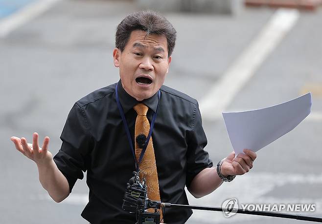 취재진 앞 열변 토하는 전한길 [연합뉴스 자료사진]