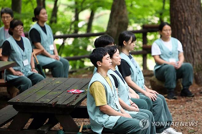 더위 피해 산사로 (인제=연합뉴스) 지난 8일 강원 인제군 백담사 일원에서 열린 템플스테이(연수원장 광일스님)에서 참가자들이 명상하고 있다. 2026.8.9 [인제군 제공. 재판매 및 DB 금지] conanys@yna.co.kr