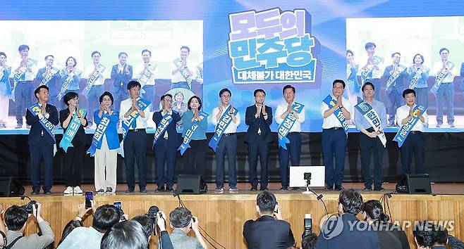 더불어민주당 강원 순회경선 합동연설회 (횡성=연합뉴스) 신현우 기자 = 9일 강원도 횡성국민체육센터에서 열린 더불어민주당 대표·최고위원 후보자 강원 합동연설회에서 후보들이 기념 촬영하고 있다. 왼쪽부터 김영호·임미애·최민희·김용·박선원·서미화 최고위원 후보, 김민석 당 대표 후보, 한병도 대표 직무대행 겸 원내대표, 정청래·송영길 당 대표 후보, 한민수·이성윤 최고위원 후보. 2026.8.9 nowwego@yna.co.kr