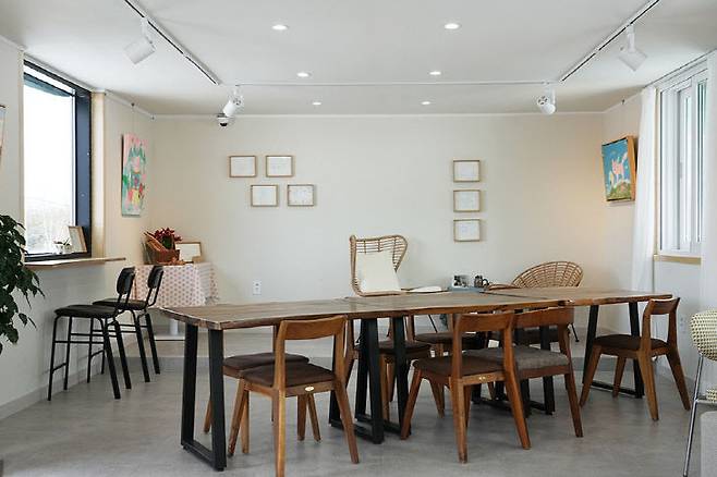 갤러리 카페 콘셉트의 2층 전경.
