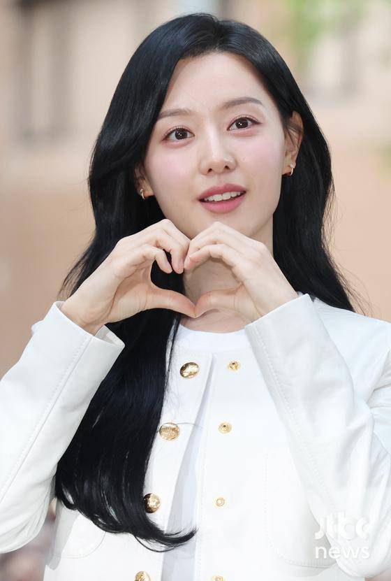 배우 김지원이 27일 오후 서울 영등포구 여의도 한 음식점에서 진행된 tvN 토일드라마 '눈물의 여왕' 종방연에 참석해 포즈를 취하고 있다. 김현우 엔터뉴스팀 기자 kim.hyunwoo3@jtbc.co.kr (콘텐트비즈니스본부)