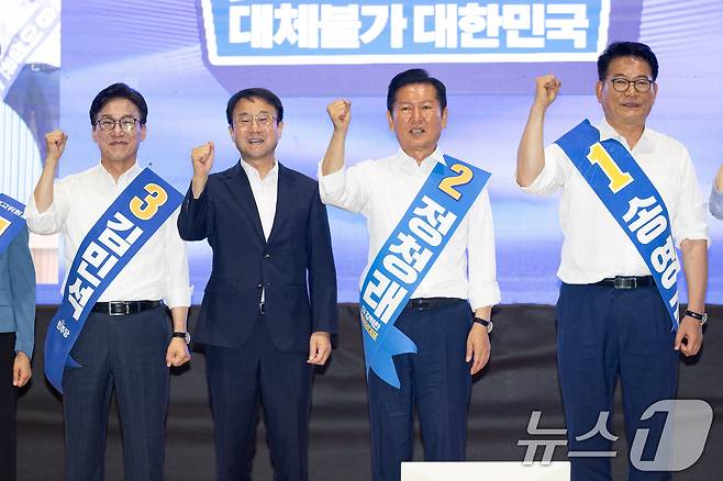 한병도 더불어민주당 당대표 직무대행 겸 원내대표를 비롯한 당권주자들이 9일 강원 횡성군 횡성국민체육센터에서 열린 더불어민주당 당대표 및 최고위원 선출을 위한 강원 순회경선 합동연설회에 앞서 기념 촬영을 하고 있다. 왼쪽부터 김민석 당대표 후보, 한 직무대행, 정청래, 송영길 당대표 후보. 2026.8.9 ⓒ 뉴스1 유승관 기자