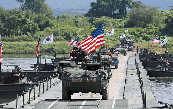 작년 8월 27일 주한 미군 스트라이커 장갑차와 한국 육군 K200 장갑차들이 경기 여주시 일대에서 연합 부교(浮橋)를 이용해 남한강을 도하하는 모습. /고운호 기자