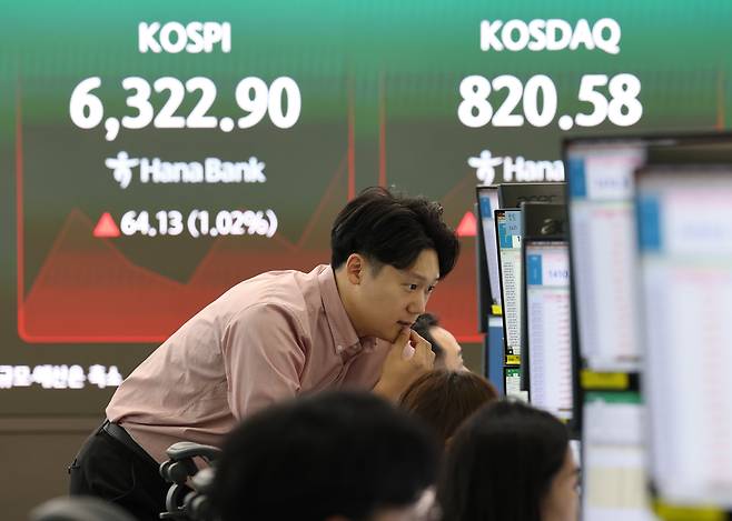 코스피가 상승 출발한 10일 서울 중구 하나은행 딜링룸 전광판에 코스피, 코스닥 지수가 표시돼있다. /연합뉴스