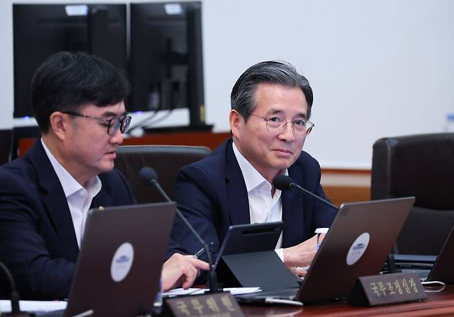 김용범 정책실장이 지난달 21일 청와대에서 열린 국무회의에서 발언을 하고 있다. /뉴스1