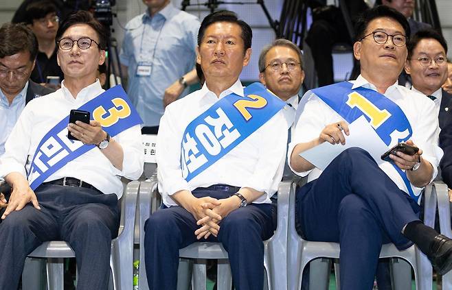 더불어민주당 당권 주자인 김민석, 정청래, 송영길 후보(왼쪽부터)가 9일 강원 횡성군 횡성국민체육센터에서 열린 순회경선 합동연설회에서 자리에 앉아 있다. 이날 발표된 강원과 대구·경북(TK) 권리당원 투표 결과 김 후보가 48.54%로 1위를 차지했고 정 후보는 44.40%, 송 후보는 7.06%를 득표했다. 횡성=뉴스1