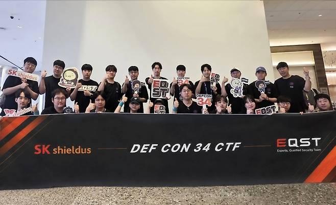 데프콘(DEFCON 34)에 참가한 SK쉴더스의 화이트해커그룹 이큐스트(EQST) 구성원들이 기념촬영을 하고 있다.사진 제공=SK쉴더스