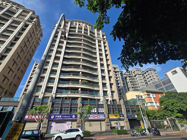 7월 22일 대만 신주현 주베이시의 한 고급 아파트 건물에 각종 학원이 들어서 있다. 한 영어학원 직원은 "대만 북부는 교육열이 높은 편인데, 그중에서도 신주가 가장 뜨겁다"며 "원생 부모 대부분이 반도체 업계에 종사한다"고 말했다. 주베이=신은별 기자