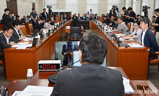 투표용지 부족 사태 국정조사특별위원회가 10일 국회 본청에서 회의를 열고 중앙선거관리위원회에 대한 3차 청문회를 진행하고 있다. 임은재 기자
