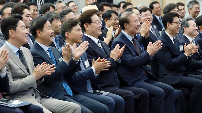 이재명 대통령이 지난 6월30일 광주 김대중 컨벤션센터에서 열린 서남권 첨단산업 발전비전 국민보고회에서 참석자들과 박수를 치고 있다. / 사진=뉴시스