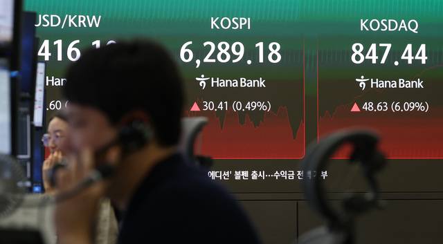 코스닥 장중 6%대 급등  : 10일 오전 서울 중구 하나은행 본점 딜링룸에서 직원들이 전광판을 배경으로 업무를 보고 있다. 이날 코스닥은 8.85포인트(1.11%) 오른 807.66으로 개장한 뒤 급등세를 나타내다 장중 매수 사이드카가 발동했으며, 이후에도 6%대 상승세를 이어갔다. 박윤슬 기자