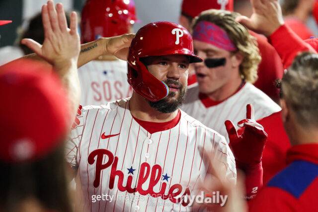 MLB 필라델피아 카일 슈와버가 10일(한국시각) 열린 토론토와 홈 경기에서 홈런 두 방을 쏘아올려 시즌 35홈런으로 요르단 알바레스(휴스턴)과 함께 부문 공동 1위에 자리하게 됐다./게티이미지코리아