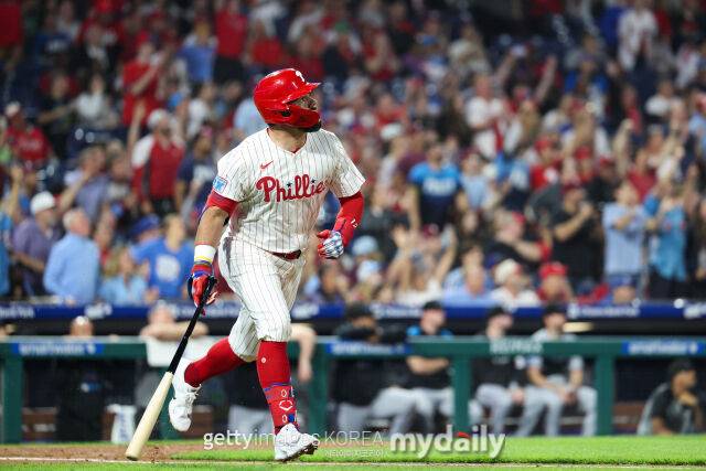 MLB 필라델피아에서 뛰고 있는 카일 슈와버는 10일(한국시각) 열린 토론토와 홈 경기에서 홈런 2방을 쏘아올렸다./게티이미지코리아
