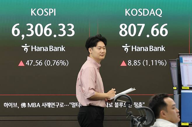 코스피가 상승 출발한 10일 서울 중구 하나은행 딜링룸 전광판에 코스피, 코스닥 지수가 표시돼있다. [연합]