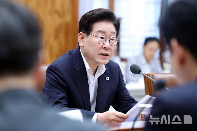 [서울=뉴시스] 조성봉 기자 = 이재명 대통령이 10일 청와대에서 열린 메가프로젝트 2차 민관합동 점검회의에서 발언하고 있다. 2026.08.10. suncho21@newsis.com