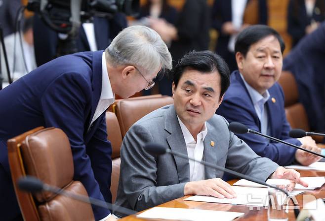 [서울=뉴시스] 조성봉 기자 = 안규백 국방부 장관과 민형배 전남광주통합특별시장이 10일 청와대에서 열린 메가프로젝트 2차 민관합동 점검회의에 앞서 대화를 하고 있다. 2026.08.10. suncho21@newsis.com