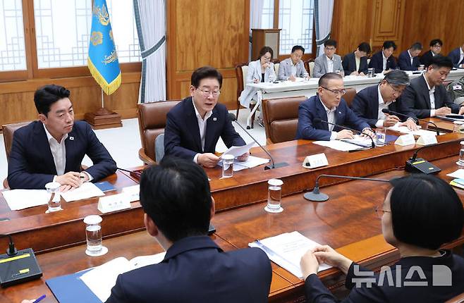 [서울=뉴시스] 조성봉 기자 = 이재명 대통령이 10일 청와대에서 열린 메가프로젝트 2차 민관합동 점검회의에서 발언하고 있다. 2026.08.10. suncho21@newsis.com