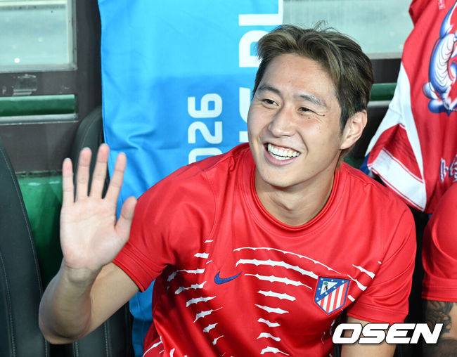 [OSEN=서울월드컵경기장, 이대선 기자] 9일 서울월드컵경기장에서 2026 쿠팡플레이 시리즈 아틀레티코 마드리드와 맨체스터 시티의 경기가 열렸다.지난 2023년 UCL급 명승부를 펼쳤던 양 팀이 3년 만에 서울에서 다시 맞대결을 펼친다. 아틀레티코 마드리드는 이적료 4,000만 유로(약 650억 원)에 5년 계약을 체결하고 '레전드' 그리즈만의 7번을 부여하며 이강인을 전격 영입했다. 이번 경기는 이강인이 '등번호 7번' 유니폼을 입고 치르는 데뷔전이라 국내 팬들의 관심이 집중되고 있다.경기에 앞서 아틀레티코 마드리드 이강인이 인사를 하고 있다. 2026.08.09 /sunday@osen.co.kr