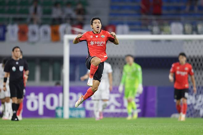 강원FC 김대원이 지난달 18일 열린 김천상무전에서 득점을 터트린 뒤 세리머니를 하고 있다. 프로축구연맹 제공