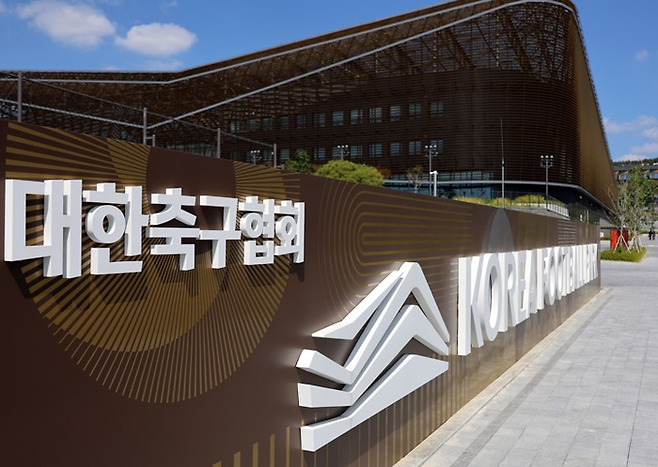 대한축구협회에 대한 경찰 압수수색이 진행된 6일 충남 천안시 서북구 입장면 코리아풋볼파크 일대가 한산하다. 경찰은 이날 오전 9시께부터 압수수색을 진행하며 직원들을 모두 외부로 내보냈다. 연합뉴스