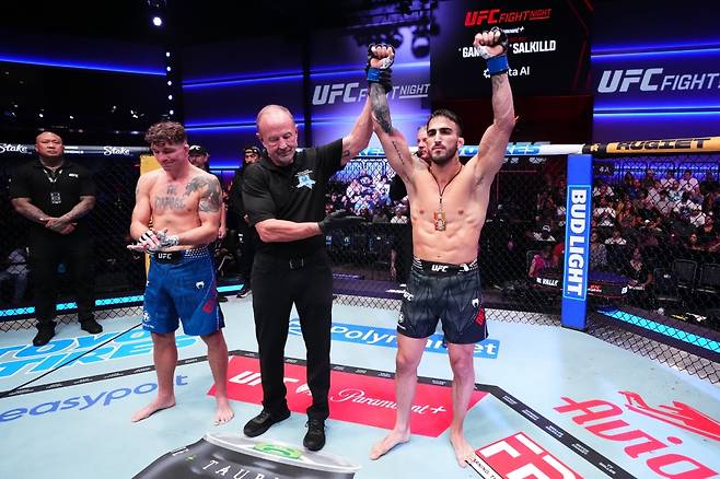 엘킨스(왼쪽)가 은퇴 경기에서 패배하고 있다. /사진=UFC 제공