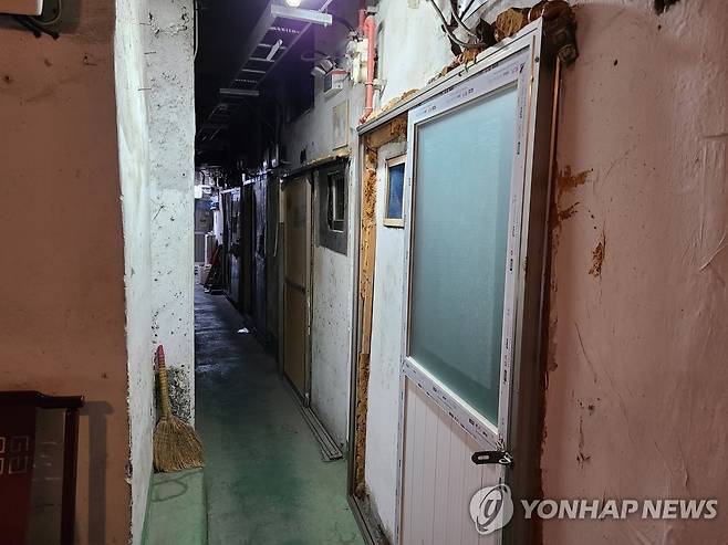 서울 용산구 갈산동 쪽방 건물 복도 [연합뉴스 자료사진. 재판매 및 DB 금지]