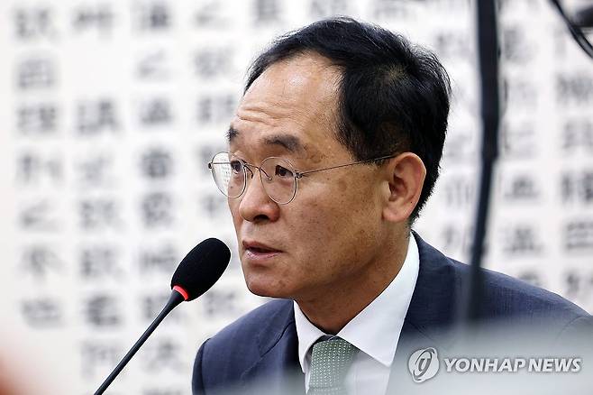 질문에 답변하는 강백신 대구고검 검사 (서울=연합뉴스) 이동해 기자 = 강백신 대구고검 검사가 21일 국회 '윤석열 정권 정치검찰 조작기소 의혹 사건 진상규명' 국정조사특별위원회에서 열린 서해 공무원 피격·통계조작·'윤석열 명예훼손' 허위보도 조작기소 의혹 사건에 대한 청문회에서 의원 질의에 답하고 있다. 2026.4.21 eastsea@yna.co.kr