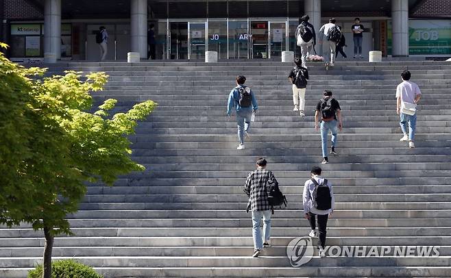봄꽃 진 대학교정, 등교하는 학생들 [연합뉴스 자료사진]