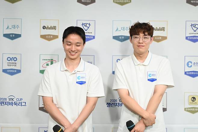 빙상원류도시 춘천의 1지명 허영락(왼쪽)과 2지명 김다빈. [한국기원 제공. 재판매 및 DB 금지]