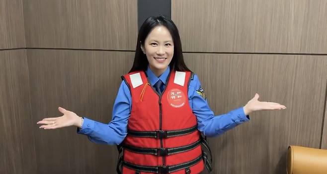 개그우먼 김지민 구명조끼 입기 캠페인  [동해지방해양경찰청 제공. 재판매 및 DB 금지]