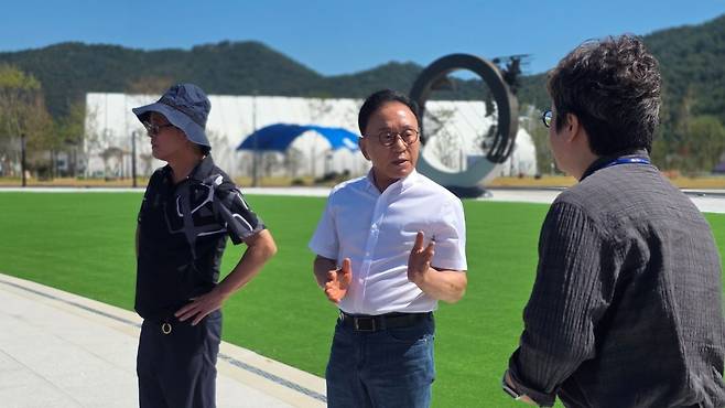 박수관 조직위원장이 7일 돌산 진모지구를 찾아 박람회 주행사장을 점검하고 있다. /제공=섬박람회 조직위