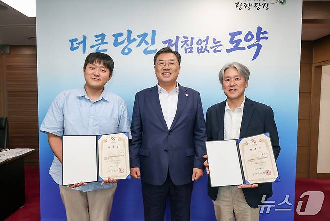 김기재 당진시장(가운데)은 지난 10일 당진시청 시장실에서 ‘AX(인공지능 전환) 선도도시’ 구현을 위한 AX 분야 강호진 정책특별보좌관(맨 왼쪽)과 정상훈 정책특별보좌관을 위촉했다.(당진시 제공. 재판매 및 DB금지)/뉴스1