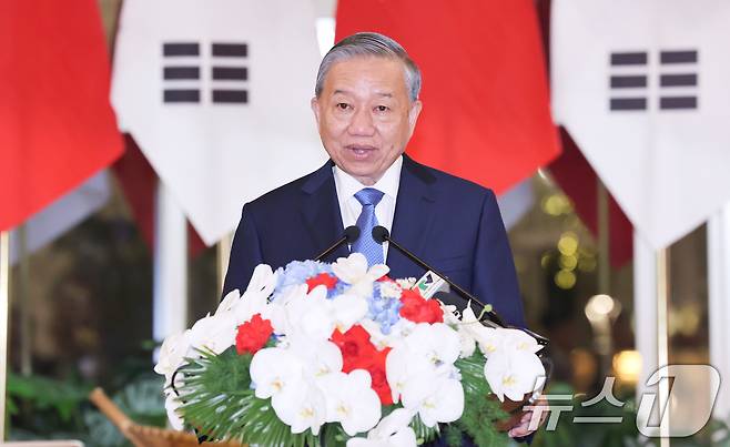 또 럼 베트남 당 서기장 겸 국가주석이 22일(현지시간) 하노이 영빈관에서 열린 이재명 대통령 환영 국빈만찬에서 건배사를 하고 있다. 2026.4.23 ⓒ 뉴스1 이재명 기자