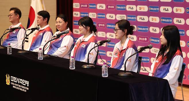 사격 국가대표 선수들이 10일 충북 진천 국가대표선수촌에서 열린  제20회 아이치-나고야 아시안게임 사격 미디어데이에서 참석해 있다. 왼쪽부터 장갑석 감독, 소승섭, 이보나, 오예진, 양지인, 반효진.  사진 | 진천=연합뉴스