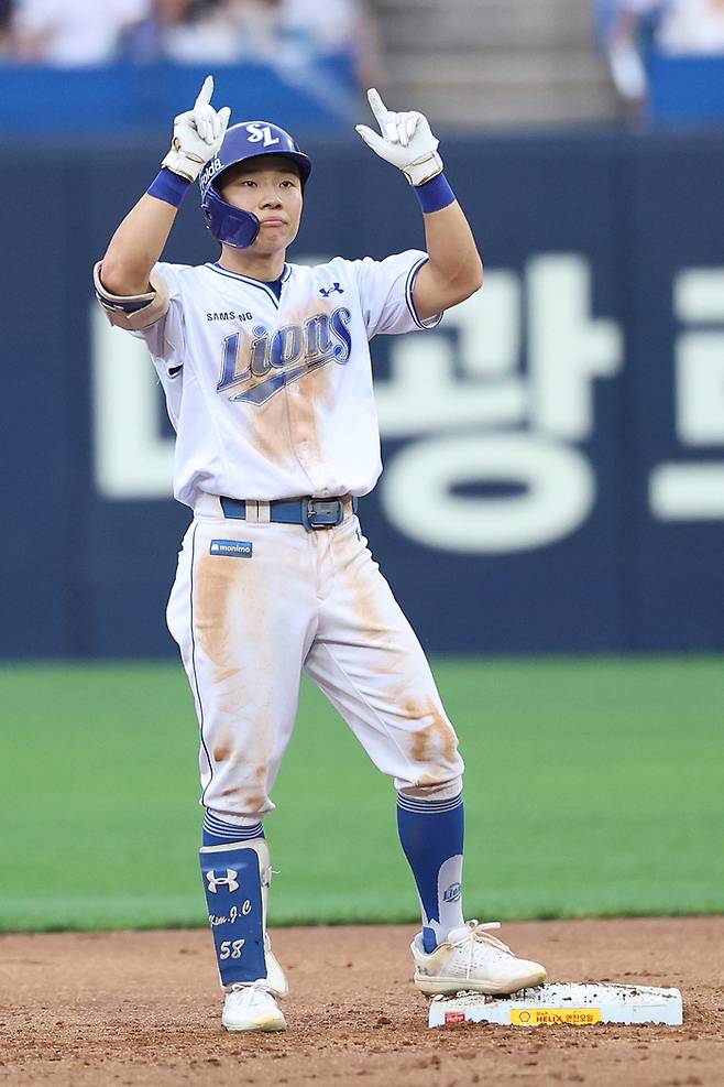 삼성 김지찬이 28일 대구삼성라이온즈파크에서 열린 2026 KBO리그 정규시즌 KIA전에서 2루타 때린 후 세리머니 하고 있다. 사진 | 삼성 라이온즈