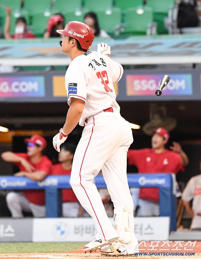 11일 인천SSG랜더스필드에서 열린 SSG와 롯데의 경기. 1회말 무사 1,2루 SSG 김재환이 스리런포를 날리고 있다. 인천=박재만 기자 pjm@sportschosun.com/2026.08.11/